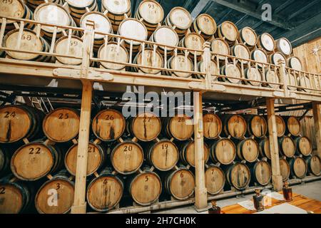 21 maggio 2021, Ijevan, Armenia: Filari di vino e botti di legno di cognac nel seminterrato della moderna cantina. Processo di invecchiamento e fermentazione di un alcol Foto Stock