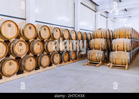 21 maggio 2021, Ijevan, Armenia: Filari di vino e botti di legno di cognac nel seminterrato della moderna cantina. Processo di invecchiamento e fermentazione di un alcol Foto Stock