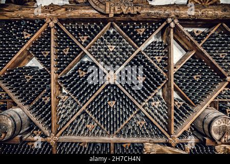 21 maggio 2021, Ijevan, Armenia: Ricoperta di polvere densa, vecchie bottiglie di vini del marchio Ijevan vengono vendute in mostra nel negozio della fabbrica Foto Stock