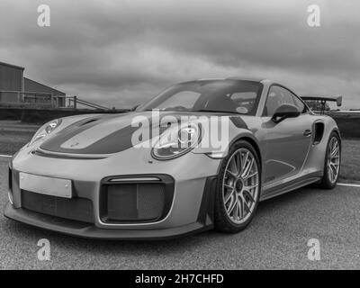 Una Porsche 911 GT2RS al GRRC Breakfast Club nel giugno 2021, Goodwood Race Circuit vicino Chichester, West Sussex, Regno Unito. Foto Stock