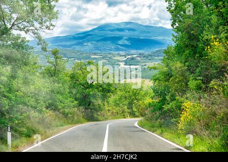 Bella strada attraverso la campagna toscana, Italia nella stagione primaverile Foto Stock