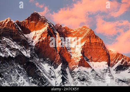 Sera tramonto vista di Lhotse e le nuvole sulla cima, tono caldo - modo di montare Everest campo base, khumbu valle, Solukhumbu, Nepal Himalaya montagne Foto Stock