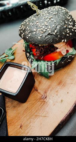 Hamburger nero con manzo succoso Foto Stock