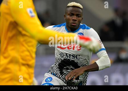 Milano, Italia. 21 Nov 2021. Victor Osimhen della SSC Napoli durante la Serie Una partita di calcio tra FC Internazionale e SSC Napoli allo stadio San Siro di Milano, 21 novembre 2021. Foto Andrea Staccioli/Insidefoto Credit: Ininsidefoto srl/Alamy Live News Foto Stock