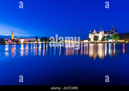 Schwerin: Castello di Schwerin, lago Burgsee a Mecklenburg-Schwerin, Mecklenburg-Vorpommern, Germania Foto Stock