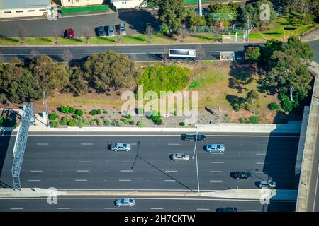 Dettaglio della moderna interstate in una giornata di sole con traffico auto, vista aerea Foto Stock