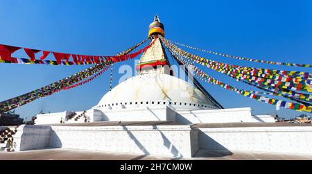Boudha, bodhnath o Boudhanath stupa con bandiere di preghiera, il più grande stupa buddista della città di Kathmandu - il buddismo in Nepal Foto Stock