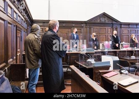 Amburgo, Germania. 22 novembre 2021. Un imputato di 19 anni (l) si trova accanto al suo avvocato difensivo Axel Max (2° da sinistra) nel tribunale regionale. Poiché presumibilmente ha rubato un giovane di 14 anni con diversi coltelli, il giovane deve ora rispondere alla Corte Regionale di Amburgo.(a dpa 'Dimora di 14 anni - convenuto non ancora in grado di parlare') credito: Daniel Bockwoldt/dpa/Alamy Live News Foto Stock