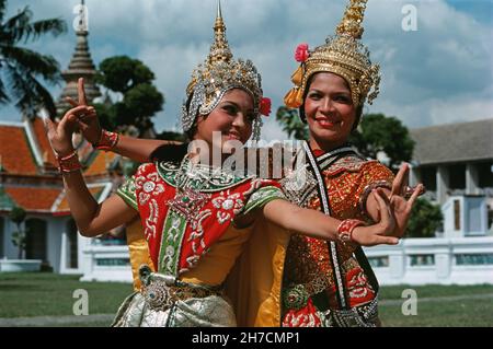 Thailandia. Bangkok. Grand Palace. Due ballerine tailandesi professionali in posa all'aperto. Foto Stock