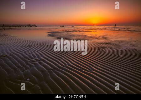Bellissima alba sulla spiaggia di Larnaca a Cipro Foto Stock