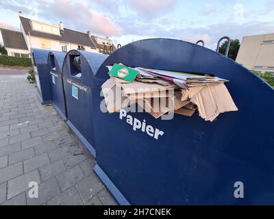 Contenitori di raccolta della carta riempiti in eccesso, Paesi Bassi Foto Stock