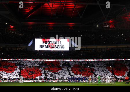 I giocatori e i tifosi osservano un minuto di silenzio nell'ambito del Remembrance Day Procedings - Inghilterra / Albania, FIFA 2022 World Cup Qualifier - Gruppo i, Wembley Stadium, Londra - 12 novembre 2021 Foto Stock