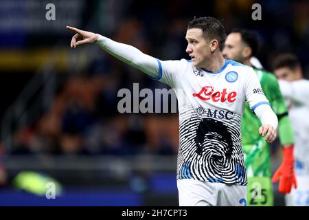 Piotr Zielinski della SSC Napoli gesticola durante la serie Una partita tra FC Internazionale e SSC Napoli Foto Stock