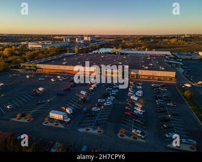 KENOSHA, STATI UNITI - Ott 23, 2021: Negozio di miglioramento domestico di Menards a Kenosha; Menards ed altre imprese lungo un centro commerciale della striscia sull'autostrada 50 a Kenosha Foto Stock