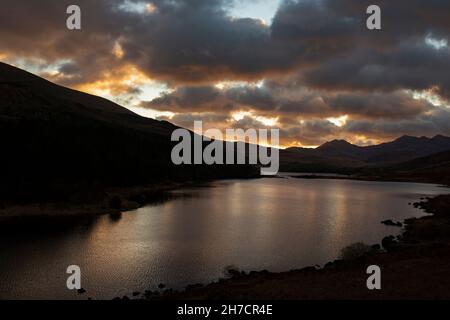Llynnau Mymbyr al tramonto con le nuvole riflesse sull'acqua. Parte del Parco Nazionale di Snowdonia in Galles Foto Stock
