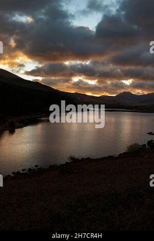 Llynnau Mymbyr al tramonto con le nuvole riflesse sull'acqua. Parte del Parco Nazionale di Snowdonia in Galles Foto Stock