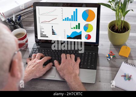 Concetto di analisi grafica mostrato su un computer portatile utilizzato da uomo Foto Stock