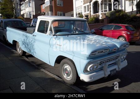 vintage 1961 chevrolet apache 10 pick-up truck in bianco e blu alba New Brighton The Wirral merseyside uk Foto Stock
