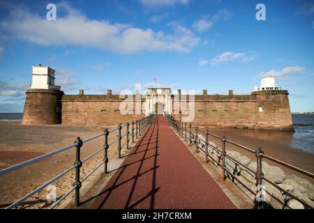 causeway approccio a Fort Perch rock installazione di difesa costruita nel 1820 per proteggere gli approcci al porto di liverpool New Brighton The Wirral merse Foto Stock