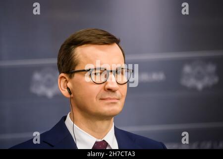 RIGA, LETTONIA. 21 novembre 2021. Mateusz Morawiecki (nella foto), primo Ministro della Polonia e Krisjanis Karins, primo Ministro della Lettonia, durante la conferenza stampa dopo la riunione. Foto Stock