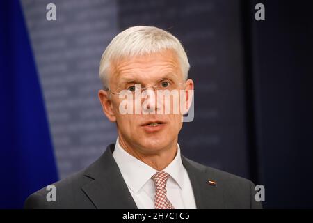 RIGA, LETTONIA. 21 novembre 2021. Mateusz Morawiecki, primo Ministro della Polonia e Krisjanis Karins (nella foto), primo Ministro della Lettonia, durante la conferenza stampa dopo la riunione. Foto Stock