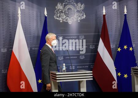 RIGA, LETTONIA. 21 novembre 2021. Mateusz Morawiecki, primo Ministro della Polonia e Krisjanis Karins (nella foto), primo Ministro della Lettonia, durante la conferenza stampa dopo la riunione. Foto Stock