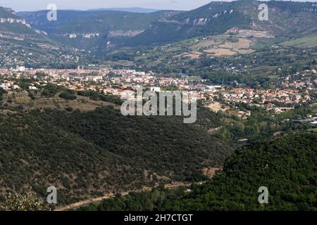 La città di Millau è ora bypassata dal Viadotto Millau, Millau, Aveyron dipartimento , Occitanie regione, Francia Foto Stock