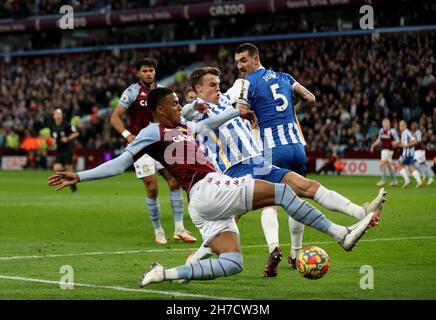 L'Aston Villa's Ezri Konsa in azione durante la partita della Premier League a Villa Park, Birmingham. Data foto: Sabato 20 novembre 2021. Foto Stock