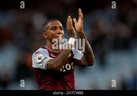 L'Ashley Young di Aston Villa applaude i tifosi dopo la partita della Premier League a Villa Park, Birmingham. Data foto: Sabato 20 novembre 2021. Foto Stock