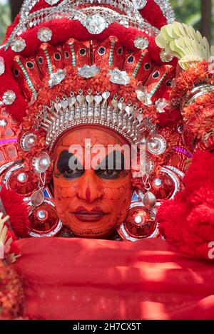 18 aprile 2018, Kannur, Kerala, India. Uomo vestito di Vishnumoorth per Theyattam. Theyyattam è una forma rituale popolare di culto della danza in Kerala An Foto Stock