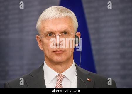 RIGA, LETTONIA. 21 novembre 2021. Mateusz Morawiecki, primo Ministro della Polonia e Krisjanis Karins (nella foto), primo Ministro della Lettonia, durante la conferenza stampa dopo la riunione. Foto Stock