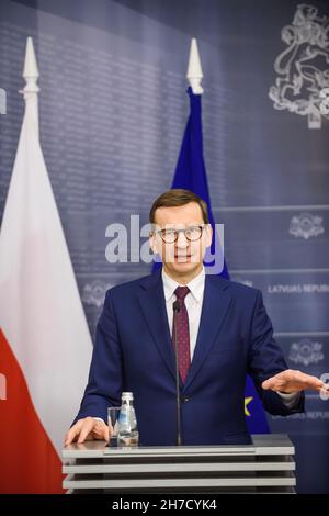 RIGA, LETTONIA. 21 novembre 2021. Mateusz Morawiecki (nella foto), primo Ministro della Polonia e Krisjanis Karins, primo Ministro della Lettonia, durante la conferenza stampa dopo la riunione. Foto Stock