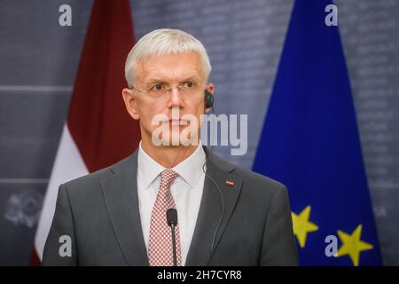 RIGA, LETTONIA. 21 novembre 2021. Mateusz Morawiecki, primo Ministro della Polonia e Krisjanis Karins (nella foto), primo Ministro della Lettonia, durante la conferenza stampa dopo la riunione. Foto Stock