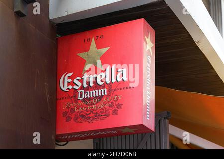 VALENCIA, SPAGNA - 19 NOVEMBRE 2021: Estrella Damm è una birra lager prodotta a Barcellona, in Spagna Foto Stock