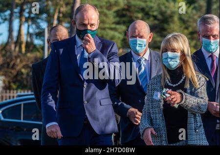 Knocknaheeny, Cork, Irlanda. 22 novembre 2021. Un Taoiseach, Micheál Martin ha lanciato oggi la settimana della consapevolezza del Collegio 2021 e ha piantato un albero alla scuola di Terence MacSwiney a Knocknaheeny, Cork. Credit: AG News/Alamy Live News Foto Stock