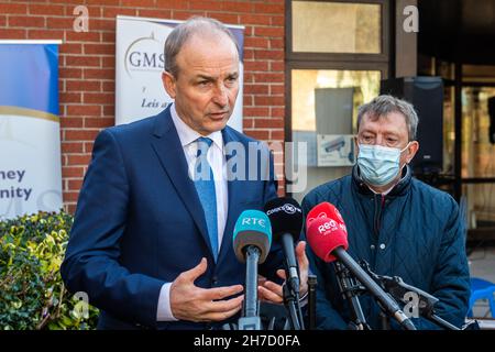 Knocknaheeny, Cork, Irlanda. 22 novembre 2021. Un Taoiseach, Micheál Martin ha lanciato oggi la settimana della consapevolezza del Collegio 2021 e ha piantato un albero alla scuola di Terence MacSwiney a Knocknaheeny, Cork. Credit: AG News/Alamy Live News Foto Stock