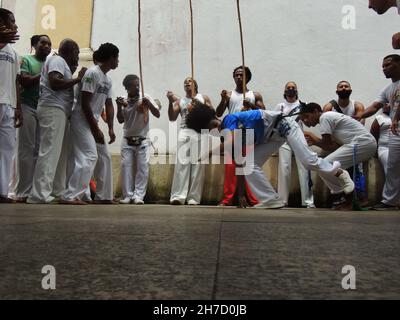 salvador, bahia, brasile - 20 novembre 2021: Capoeiristas durante una performance nella giornata della coscienza nera nella città di Salvador. Foto Stock