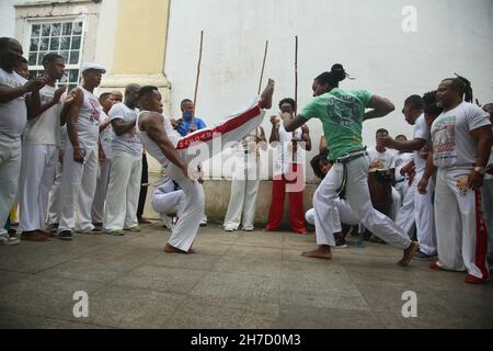 salvador, bahia, brasile - 20 novembre 2021: Capoeiristas durante una performance nella giornata della coscienza nera nella città di Salvador. Foto Stock