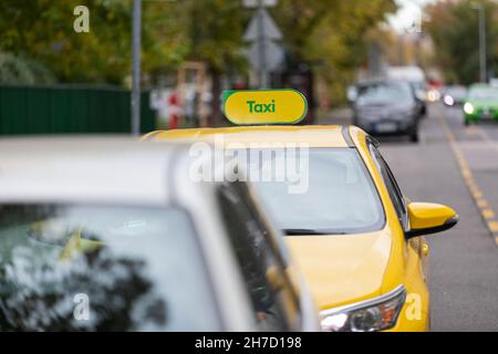 Immagine di una cabina gialla parcheggiata sul lato del Foto Stock