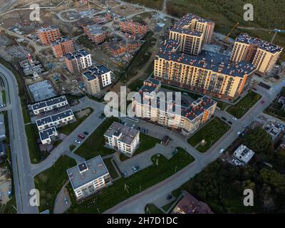 Quartiere residenziale cittadino ben sviluppato con edifici moderni Foto Stock