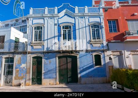Faro, Portogallo, fronteggiare edifici tradizionali, colorate facciate dei negozi nel centro storico della città, facciate, centro storico di faro Foto Stock