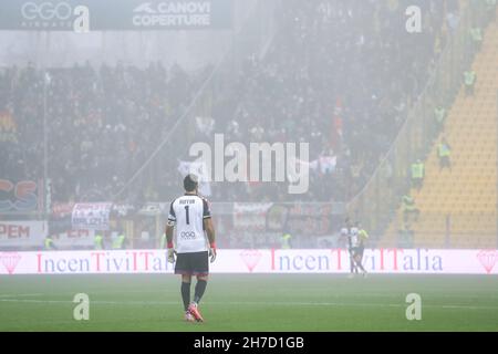 Parma, Italia. 21 Nov 2021. Gianluigi Buffon di Parma Calcio indossando una maglia commemorativa simile a quella del suo debutto parmense 26 anni fa il 19 novembre 1995, si guarda attraverso la nebbia durante la partita della Serie B allo Stadio Ennio Tardini di Parma. Il credito dovrebbe essere: Jonathan Moscarop/Sportimage Credit: Sportimage/Alamy Live News Credit: Sportimage/Alamy Live News Foto Stock