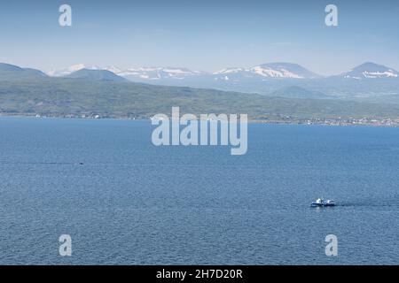 Traghetto o nave da pesca che trasportano passeggeri sul lago Sevan in Armenia. Crociera in acqua e tour Concept Foto Stock