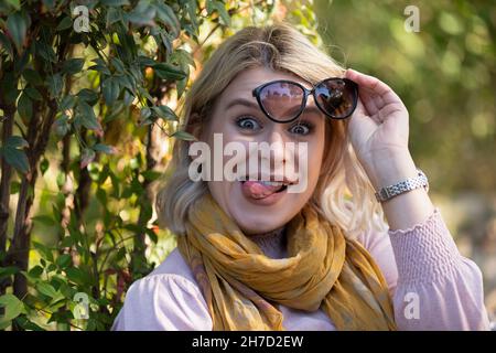 Primo piano ritratto di una singola bella donna in caldo autunno sciarpa, all'aperto Foto Stock