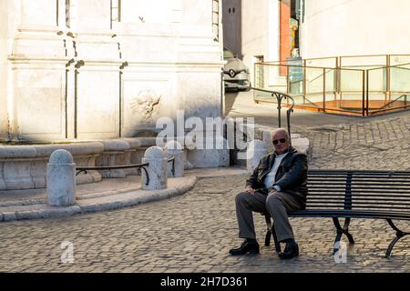 Spello, Spoleto, Umbria, Italia. 20 Nov 2021. Italia, novembre 2021. Con l'aumentare del numero di contagio in Italia, arriva lo spettro delle cancellazioni natalizie da parte delle agenzie. Molti italiani e turisti preferiscono destinazioni vicine o piccoli villaggi ricercati, per evitare il più possibile di affollarsi o radunarsi nelle grandi città. L'Umbria con borghi medievali molto piccoli e ricercati, come Spello o Spoleto, è una delle destinazioni più cliccate sul web per il turismo a breve termine. Il borgo medievale di Spoleto. (Credit Image: © Riccardo Fabi/Pacific Press via ZUMA Pre Foto Stock