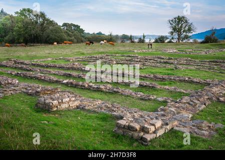 Galava Roman Fort, vista dei resti scavati di un forte a Waterhead (chiamato Galava dai Romani) accanto al Lago Windermere in Cumbria, Inghilterra, Regno Unito Foto Stock