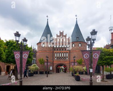 Sierksdorf: Parco divertimenti Hansa-Park, replica della porta della città Holstentor a Ostsee (Mar Baltico), Schleswig-Holstein, Germania Foto Stock