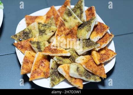 Cucina tradizionale araba Manakish con Zaatar. Zatar Pita. Foto di alta qualità Foto Stock