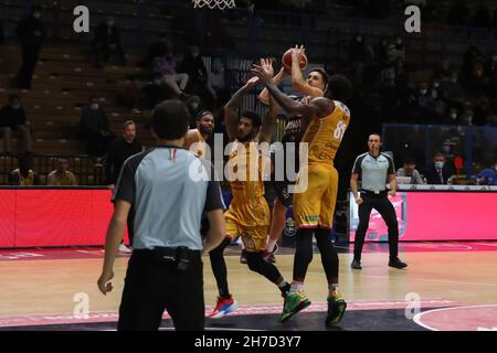 Cremona, Italia. 21 Nov 2021. Carta di Matteo Spagnolo (Vanoli Cremona) durante Vanoli Basket Cremona vs Carpegna Prosciutto Pesaro, campione di Basket Serie A in Cremona, Italia, 21 novembre 2021 Credit: Independent Photo Agency/Alamy Live News Foto Stock