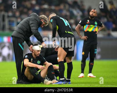 MILANO, ITALIA - NOVEMBRE 21: Edin Dzeko del FC Internazionale injuried, durante la Serie A match tra FC Internazionale e SSC Napoli allo Stadio Giuseppe Meazza il 21 Novembre 2021 a Milano. (Foto tramite MB Media) Foto Stock